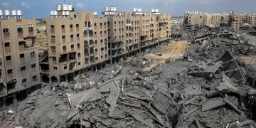 Escombros resultantes de la destrucción de las torres Hamad como consecuencia de un bombardeo israelí en Jan Yunis, en el sur de Gaza. EFE/Mohammed Saber
