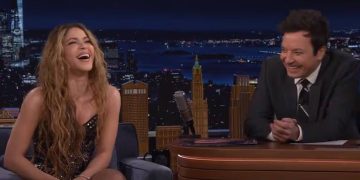Shakira junto a Jimmy Fallon. / Foto: The Tonight Show