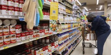 Un cliente compra alimentos en un supermercado en Washington (EE.UU.). EFE/EPA/Michael Reynolds