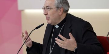 El secretario general de la Conferencia Episcopal Española, César García Magán, este viernes durante la conferencia de prensa tras la plenaria de los obispos para elegir a su presidente CHEMA MOYA (EFE)