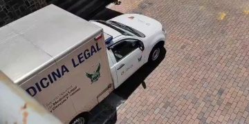 El vehículo de medicina legal ingresó a la sede del congreso ecuatoriano para levantar el cadáver de un hombre. (Captura de pantalla/ Redes sociales)