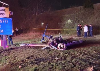 Así quedó la avioneta que se estrelló en una autopista en Nashville. Las autoridades reportaron que varias personas a bordo murieron. (Crédito: MNPDNashville/x)