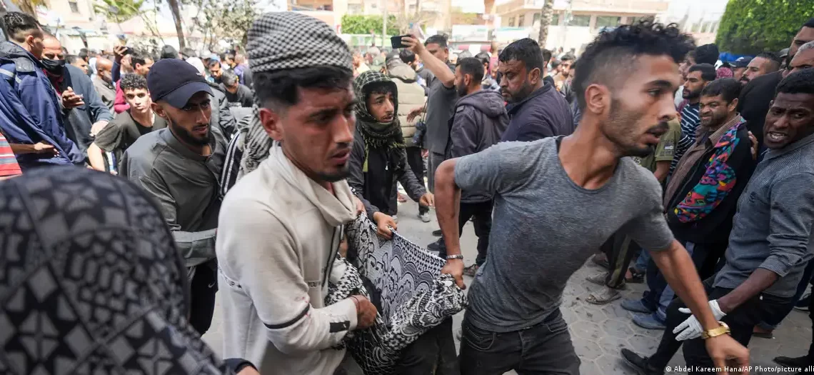 Un grupo traslada a un herido tras el ataque contra el hospital Mártires de Al Aqsa.Imagen: Abdel Kareem Hana/AP Photo/picture alliance
