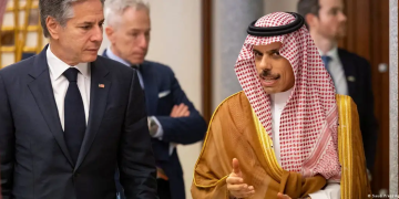 Antony Blinken, junto al ministro de Exteriores saudí, Faisal bin Farhan al Saud.Imagen: Saudi Press Agency/REUTERS