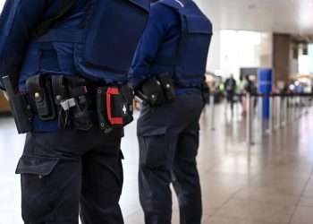 Policías en el aeropuerto de Zaventem, en Bruselas - Europa Press/Contacto/DIRK WAEM
