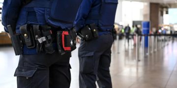 Policías en el aeropuerto de Zaventem, en Bruselas - Europa Press/Contacto/DIRK WAEM