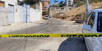 Calle acordonada en Acapulco por hallazgo de dos hombres muertos dentro de taxi. Foto de Milenio