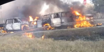 Camionetas incendiadas en Chiapas tras enfrentamiento entre grupos del crimen organizado. Foto Especial