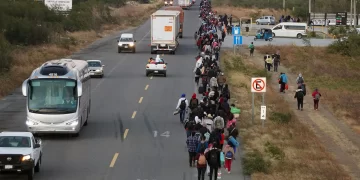 Migrantes caminan durante una caravana que se dirige a la frontera con Estados Unidos, en el municipio de Juchitán Oaxaca. Imagen de archivo. Foto de EFE/Jesús Méndez