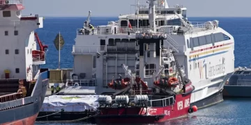 Se ven paquetes de ayuda en una plataforma cerca del barco atracado perteneciente al grupo de ayuda Open Arms, en el frente central, mientras se prepara para transportar unas 200 toneladas de arroz y harina directamente a Gaza, en el puerto de Larnaca, Chipre, el 11 de marzo. Petros Karadjias/AP