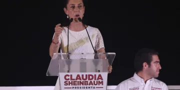 Claudia Sheinbaum promete en sur de México desprivatizar el agua. Foto de EFE