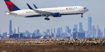 Un avión de Delta Airlines llega al aeropuerto internacional JFK de Nueva York el 7 de febrero. (Crédito: Charly Triballeau/AFP/Getty Images/File)