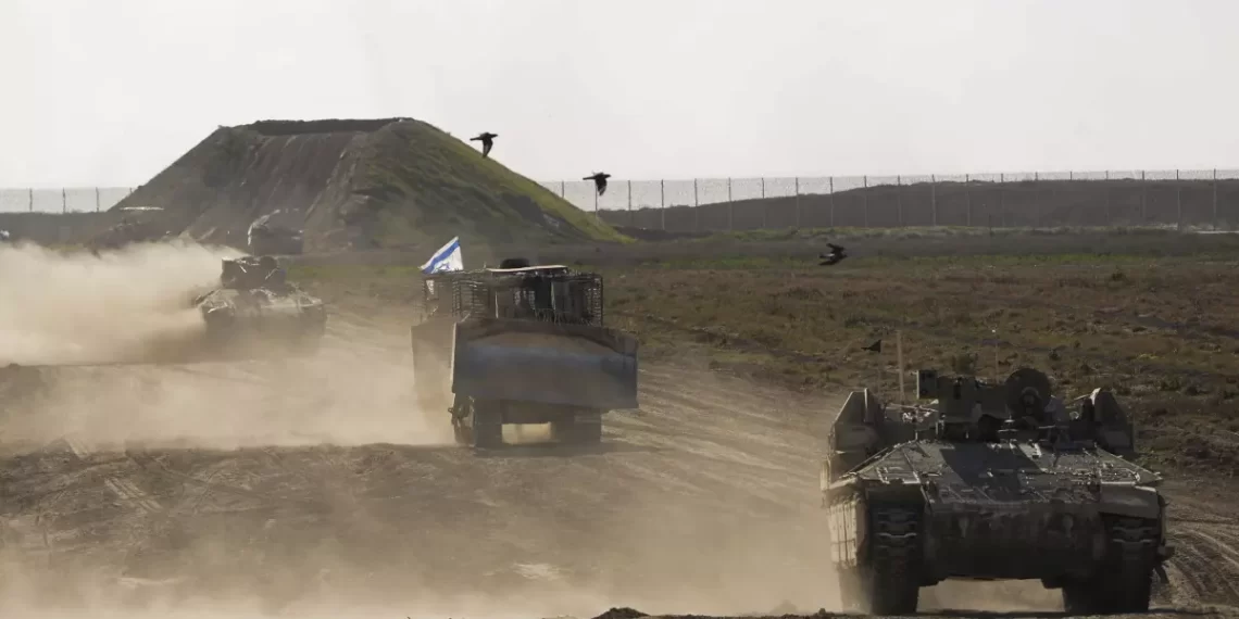 ARCHIVO - Fuerzas israelíes se desplazan cerca de la frontera con la Franja de Gaza, sur de Israel, 4 de marzo de 2024. (AP Foto/Ohad Zwigenberg, File) (Ohad Zwigenberg / Associated Press)