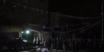 Fieles musulmanes realizan la “tarawih”, una oración más larga de lo habitual ofrecida durante el mes sagrado musulmán del Ramadán, en Rafah, en la Franja de Gaza, el domingo 10 de marzo de 2024. (Fatima Shbair / Associated Press)