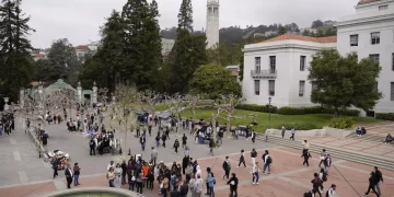 Los estudiantes recorren Sproul Plaza en el campus de UC Berkeley en 2022 en Berkeley. Líderes de UC Berkeley denunciaron una protesta incitada en febrero contra un evento organizado por estudiantes judíos que obligó a la policía a evacuar a los asistentes y a un orador por su seguridad. (Eric Risberg / AP)