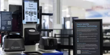 ARCHIVO - La nueva tecnología de reconocimiento facial de la Administración de Seguridad en el Transporte en un puesto de control del Aeropuerto Internacional de Baltimore-Washington, el 26 de abril de 2023, en Glen Burnie, Maryland. (Julia Nikhinson / Associated Press)