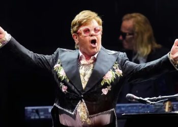 Al parecer, Elton John sólo dejó las giras para poder embarcarse en nuevos proyectos (EFE/Enric Fontcuberta)