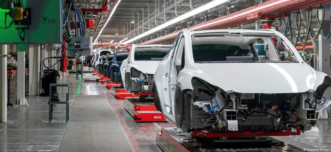 Línea de ensamblaje en una fábrica de automóviles en Estados Unidos.Imagen: Suzanne Cordeiro/AFP