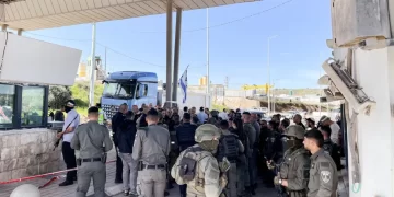 Las fuerzas israelíes son vistas en un puesto de control en las afueras de Jerusalén, en la ocupada Ribera Occidental, el martes. Ilan Rosenberg/Reuters