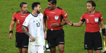 Ecuadorean referee Roddy Zambrano (C) talks to Argentina's Lionel Messi (2-L) during the Copa America football tournament semi-final match against Brazil at the Mineirao Stadium in Belo Horizonte, Brazil, on July 2, 2019. (Photo by Mauro PIMENTEL / AFP)