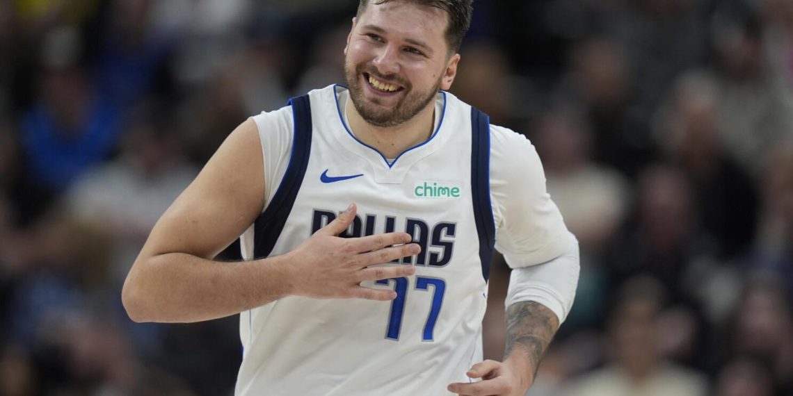 Luka Doncic, de los Mavericks de Dallas, sonríe después de anotar una canasta en contra del Jazz de Utah, durante la segunda mitad del juego de baloncesto de la NBA, el lunes 25 de marzo de 2024, en Salt Lake City. (AP Foto/Rick Bowmer)