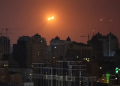 La explosión de un misil interceptado ilumina el cielo de Kiev durante un ataque ruso en Kiev. (24.03.2024)Imagen: Gleb Garanich/REUTERS