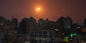 La explosión de un misil interceptado ilumina el cielo de Kiev durante un ataque ruso en Kiev. (24.03.2024)Imagen: Gleb Garanich/REUTERS