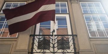 Bandera de Letonia en las calles de la capital, Riga - Europa Press/Contacto/Uygar Ozel