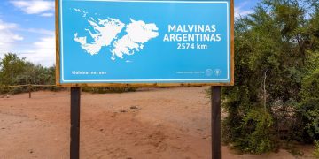 Cartel con un mapa de las islas Malvinas en Argentina - Europa Press/Contacto/Jon G. Fuller / Vwpics