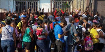 Migrantes en oficina de la Comar en Tapachula. Foto de EFE/Juan Manuel Blanco