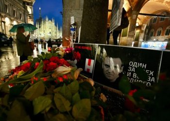 Flores frente a una fotografía del difunto líder de la oposición rusa Alexey Navalny, el día de su funeral en Moscú. (Foto de GABRIEL BOUYS/AFP vía Getty Images)