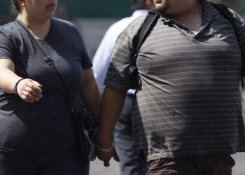 Especialistas urgen prevenir y controlar la obesidad en México. Foto de EFE / Archivo