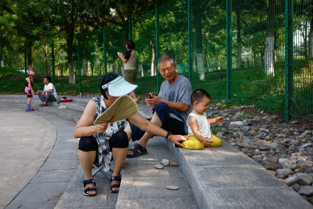 Foto de ARCHIVO de una familia en China. Foto de EFE