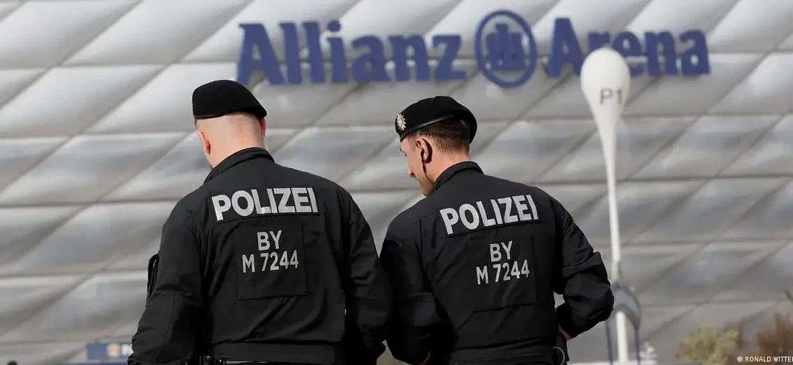 Policías en el entorno del estadio Allianz Arena, en Múnich.Imagen: RONALD WITTEK/EPA