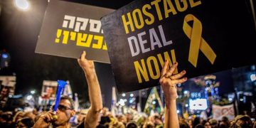 Manifestación en Tel Aviv por la liberación de los rehenes en manos de las milicias palestinas - Europa Press/Contacto/Eyal Warshavsky