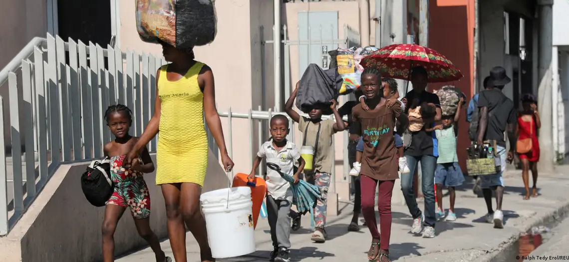 Un grupo de personas busca refugio tras dejar sus hogares en Puerto Príncipe.Imagen: Ralph Tedy Erol/REUTERS