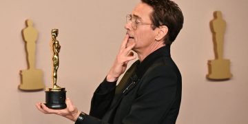 Robert Downey Jr. poses posa con su galardón el 10 de marzo de 2024. Crédito: ROBYN BECK/AFP via Getty Images