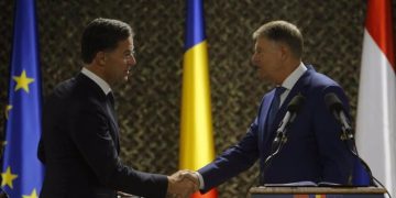 El presidente de Rumanía, Klaus Iohannis, y el primer ministro de Países Bajos, Mark Rutte, se estrechan la mano en un acto en octubre de 2022 - Europa Press/Contacto/Cristian Cristel