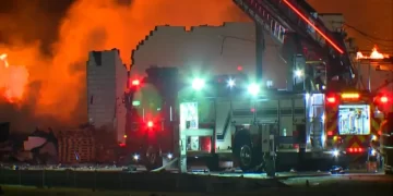 Los socorristas luchan contra un peligroso incendio en Clinton Township, Michigan, el lunes por la noche. WXYZ