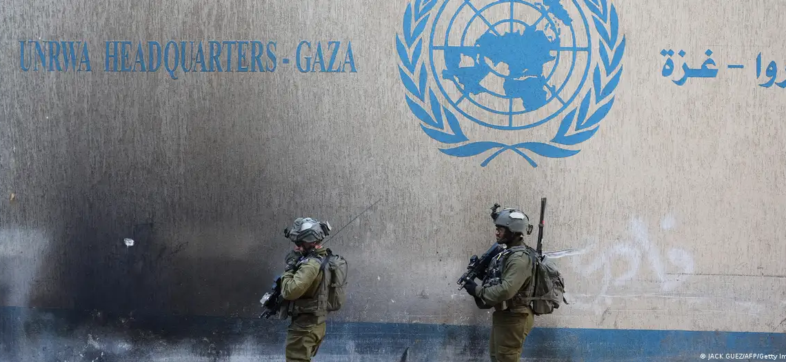 Soldados israelíes patrullan frente a las oficinas de la UNRWA en Gaza.Imagen: JACK GUEZ/AFP/Getty Images