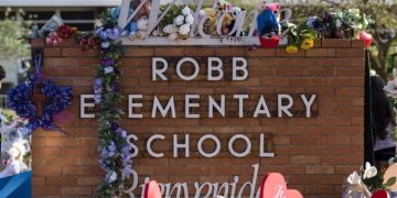 Ofrenda floral a la entreada de la escuela de Uvalde, Texas, en la que 19 niños y dos profesores fueron asesinados. - JINTAK HAN / ZUMA PRESS / CONTACTOPHOTO