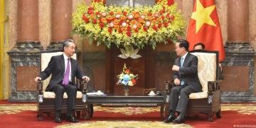 El presidente de Vietnam, Vo Van Thuong, en un encuentro con el ministro chino de Exteriores, Wang Yi. (1.12.2023).Imagen: Hu Jiali/Xinhua/picture alliance