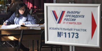 Preparación del colegio electoral nº 1173 para la votación en el pueblo de Perevalnoye, el viernes (15.03.2024)Imagen: Viktor Korotaev/Kommersant/Sipa USA/picture alliance
