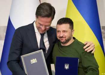 Rutte (izquierda en la imagen) y Zelenski firman el acuerdo de seguridad en Járkov. Imagen: Ukrainian Presidential Press Service via REUTERS