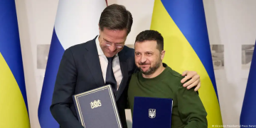 Rutte (izquierda en la imagen) y Zelenski firman el acuerdo de seguridad en Járkov. Imagen: Ukrainian Presidential Press Service via REUTERS
