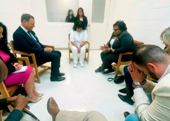 La reclusa del corredor de la muerte de Texas Melissa Lucio, vestida de blanco, reza el 6 de abril con los legisladores de Texas en la unidad de Mountain View en Gatesville, Texas.. Foto: CNN