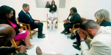 La reclusa del corredor de la muerte de Texas Melissa Lucio, vestida de blanco, reza el 6 de abril con los legisladores de Texas en la unidad de Mountain View en Gatesville, Texas.. Foto: CNN