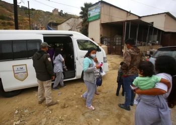 Atacan camioneta del INM en Playas de Tijuana. REUTERS/Jorge Duenes
