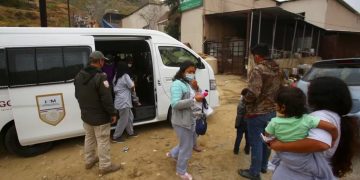 Atacan camioneta del INM en Playas de Tijuana. REUTERS/Jorge Duenes