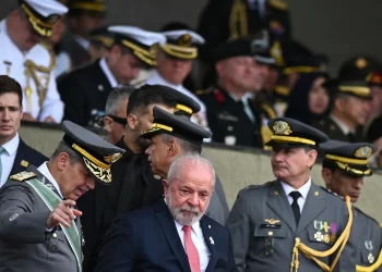 El presidente de Brasil, Luiz Inácio Lula da Silva (c), participa en una ceremonia del Ejército del país, en una fotografía de archivo. EFE/ André Borges